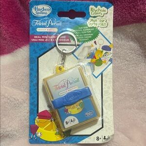 Hasbro Trivial Pursuit Family Edition Keychain Game - Blue and Yellow